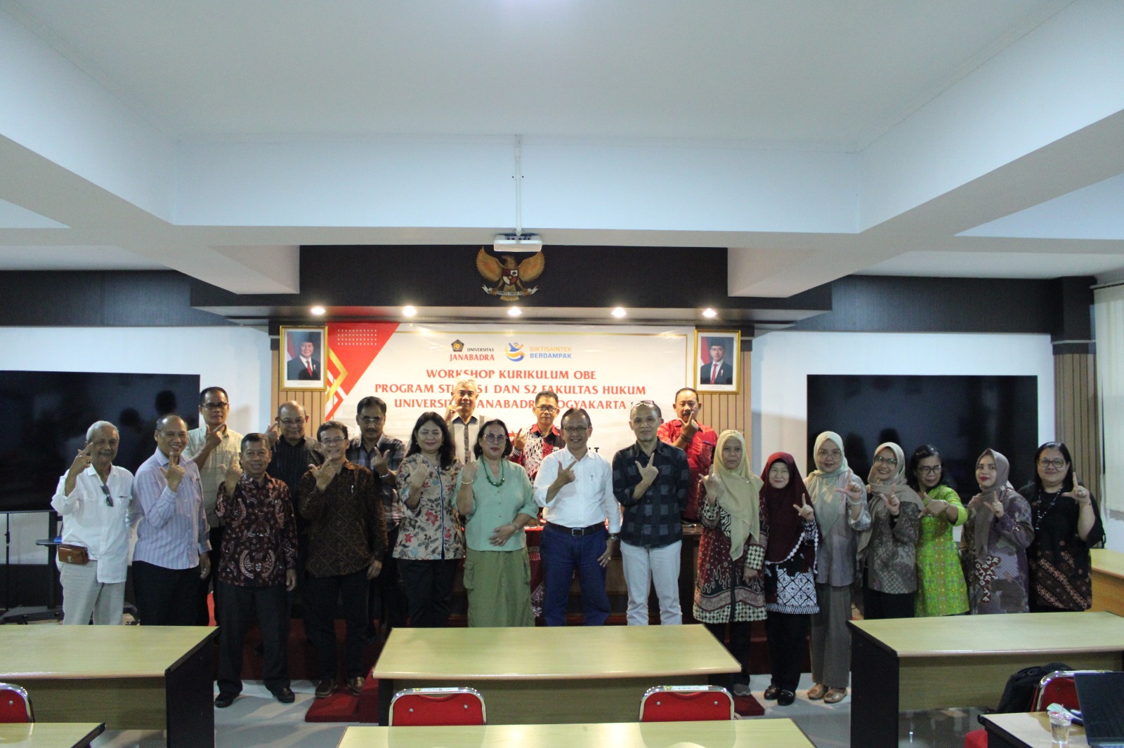 Pada tanggal 19 Februari 2026, Magister Hukum Universitas Janabadra mengadakan Workshop Kurikulum OBE Program Studi Hukum Program Magister Universitas Janabadra yang  dilaksanakan di Ruang 1.4 Fakultas Hukum Universitas Janabadra, Yogyakarta. Acara ini diselenggarakan oleh Program Studi Hukum Program Magister Universitas Janabadra. Workshop Kurikulum kali ini di hadiri oleh Dosen Magister Hukum.

Workshop dibuka oleh Dekan Fakultas Hukum Universitas Janabadra, Dr Sudiyana, S.H., M.Hum yang menekankan pentingnya dosen di Magister Hukum mengetahui terkait Kurikulum OBE.

Narasumber utama adalah Dr. Nindyo Cahyo Kresnanto, S.T.,M.T beliau menjabat sebagai Ketua Program Studi Magister Teknik Universitas Janabadra.